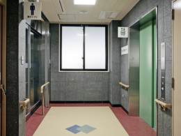 日谷眼科　１階エレベーターホール